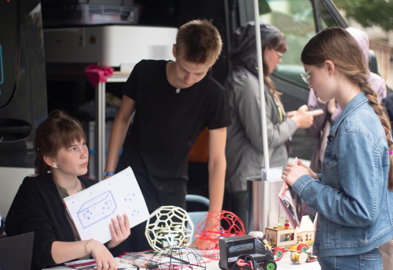 Kinder und Jugendliche vom Z-LAB Bruchsal beim MINT-Festival 2024 in Karlsruhe